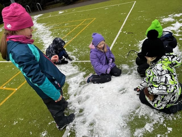 Zabawy w resztkach śniegu - klasa 1a