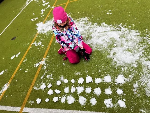 Zabawy w resztkach śniegu - klasa 1a