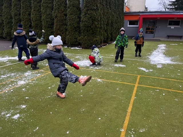 Zabawy w resztkach śniegu - klasa 1a