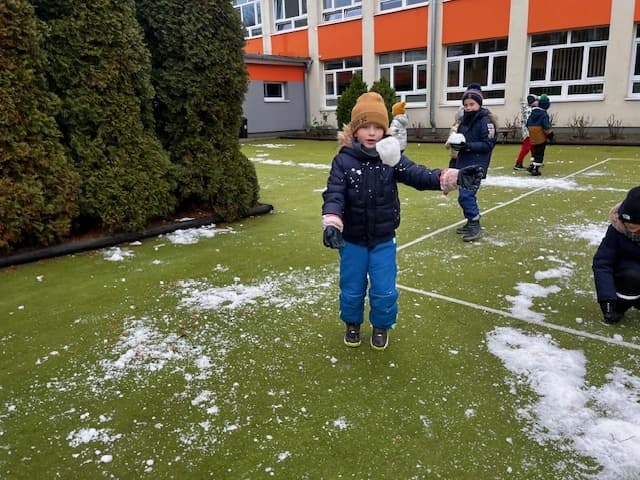 Zabawy w resztkach śniegu - klasa 1a