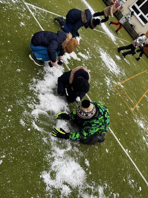 Zabawy w resztkach śniegu - klasa 1a