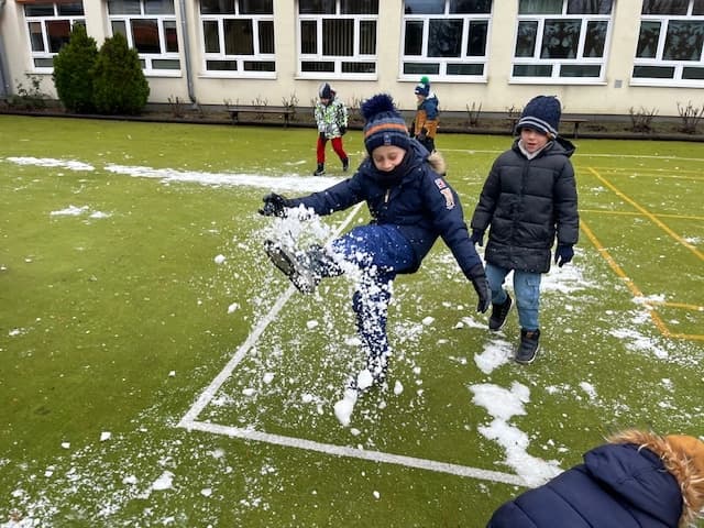 Zabawy w resztkach śniegu - klasa 1a