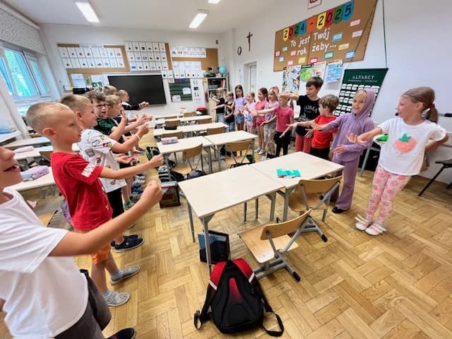 Edukacja społeczna - zabawy integrujące zespół klasowy w 1a