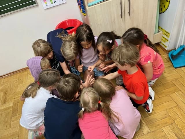 Edukacja społeczna - zabawy integrujące zespół klasowy w 1a