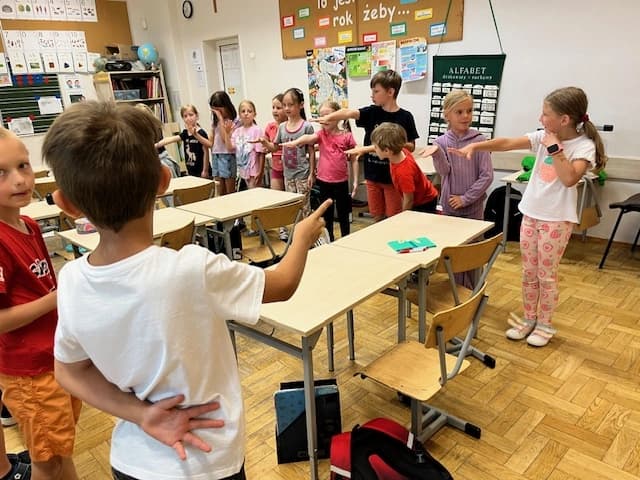 Edukacja społeczna - zabawy integrujące zespół klasowy w 1a