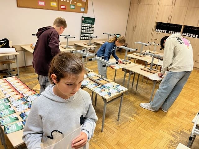 Uczniowie pomagają - przygotowania do Rowerowego Maja