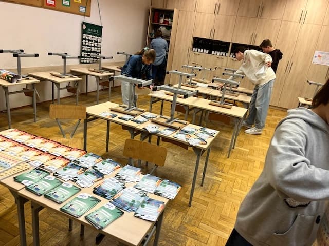 Uczniowie pomagają - przygotowania do Rowerowego Maja