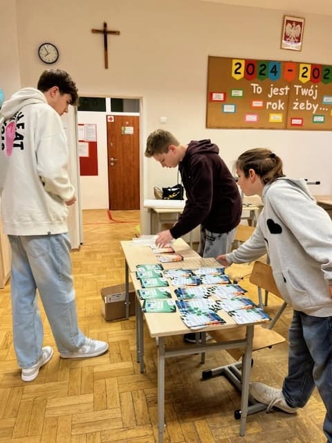 Uczniowie pomagają - przygotowania do Rowerowego Maja