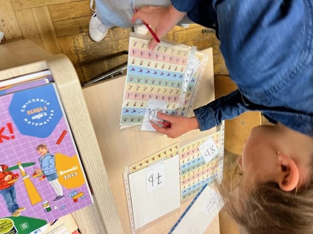 Uczniowie pomagają - przygotowania do Rowerowego Maja