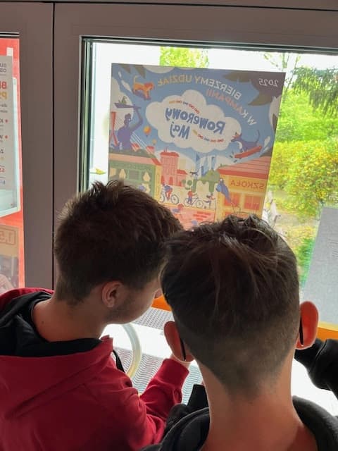 Uczniowie pomagają - przygotowania do Rowerowego Maja