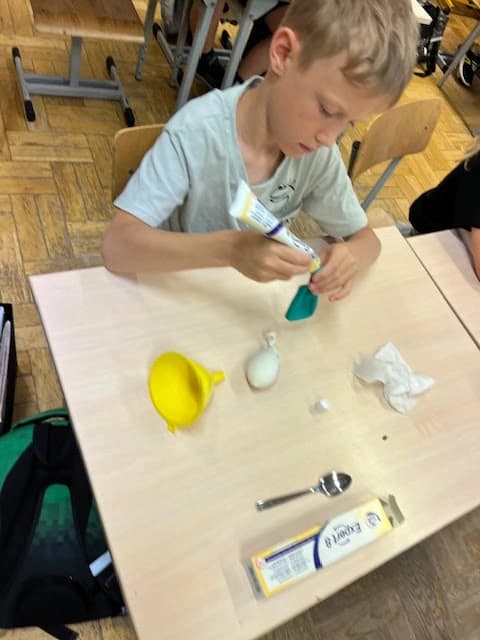 Sensorycznie w 1a - robimy gniotki