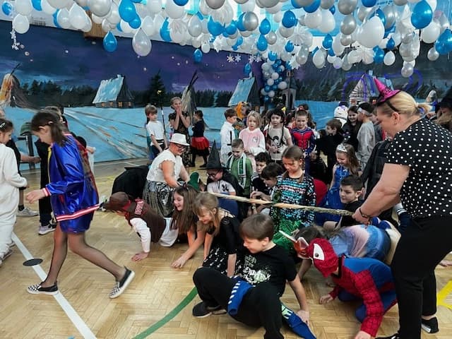 Wspaniała zabawa w przepięknej sali balowej - klasy 1-3