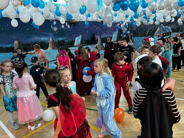 Wspaniała zabawa w przepięknej sali balowej - klasy 1-3