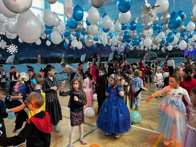 Wspaniała zabawa w przepięknej sali balowej - klasy 1-3