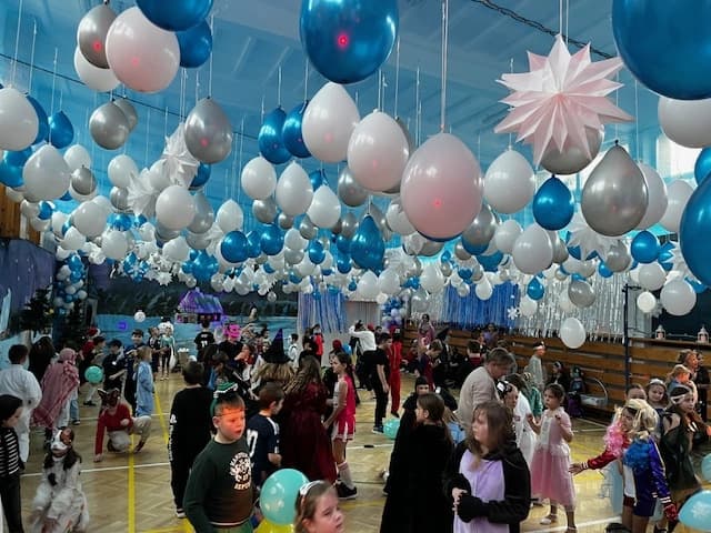 Wspaniała zabawa w przepięknej sali balowej - klasy 1-3