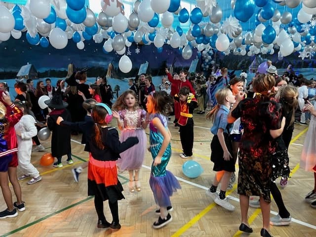 Wspaniała zabawa w przepięknej sali balowej - klasy 1-3