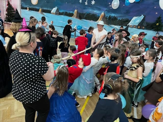 Wspaniała zabawa w przepięknej sali balowej - klasy 1-3