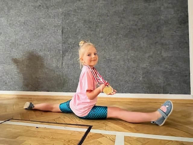 Nasz gimnastyczny talent - Julia z 1a. Brawo Jula!