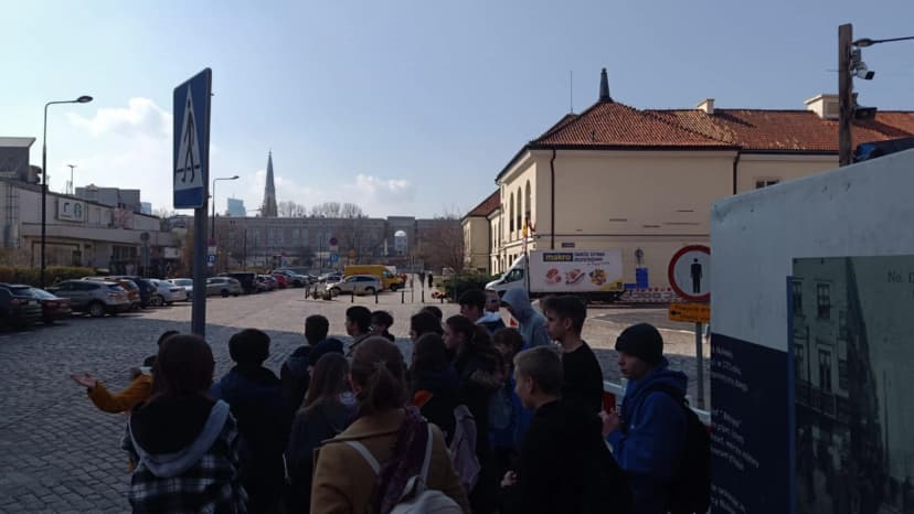 8 b - Wycieczka - Śladami bohaterów "Kamieni na szaniec"