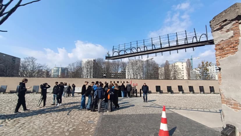 8 b - Wycieczka - Śladami bohaterów "Kamieni na szaniec"