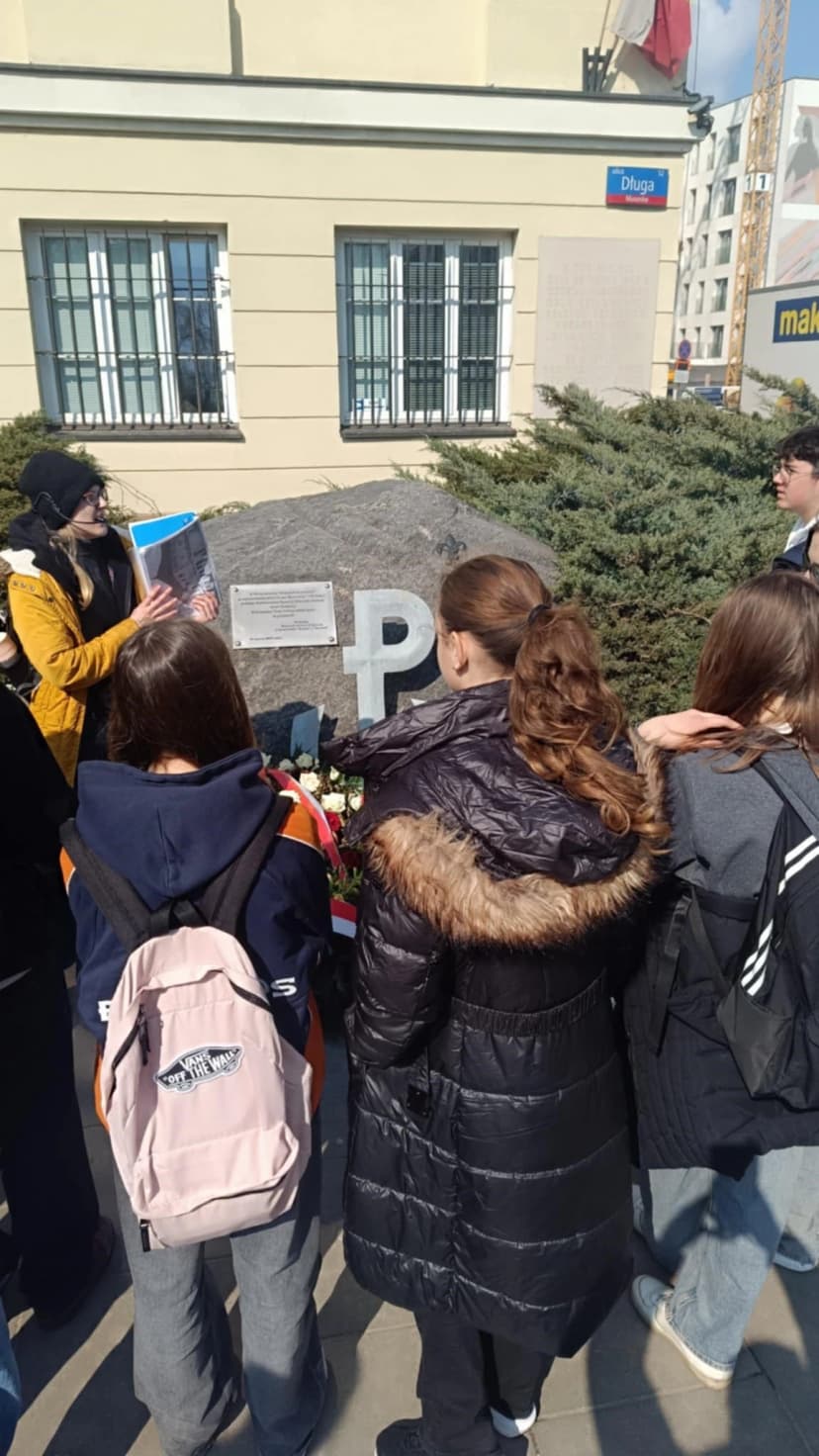 8 b - Wycieczka - Śladami bohaterów "Kamieni na szaniec"