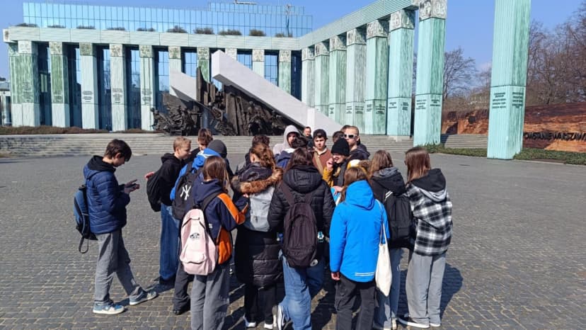 8 b - Wycieczka - Śladami bohaterów "Kamieni na szaniec"