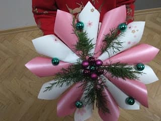 Nowoczesne ozdoby świąteczne na drzwi