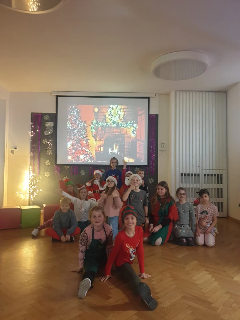 Świetlicowe przedstawienie z okazji Mikołajek.