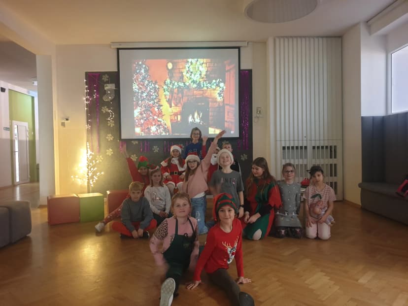 Świetlicowe przedstawienie z okazji Mikołajek.