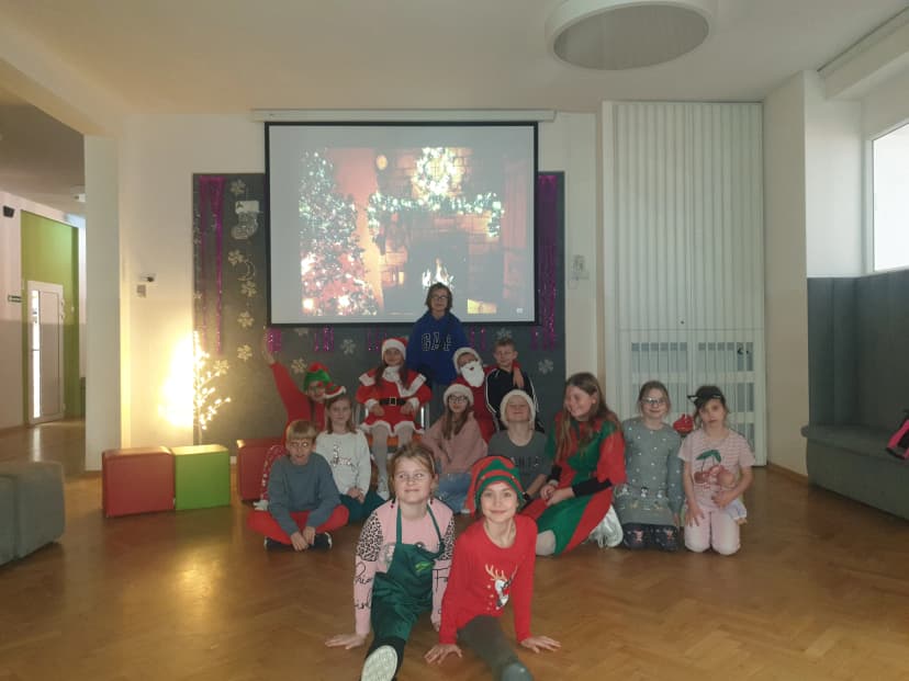 Świetlicowe przedstawienie z okazji Mikołajek.