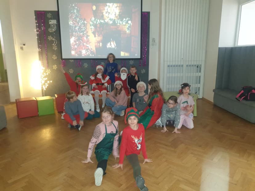 Świetlicowe przedstawienie z okazji Mikołajek.