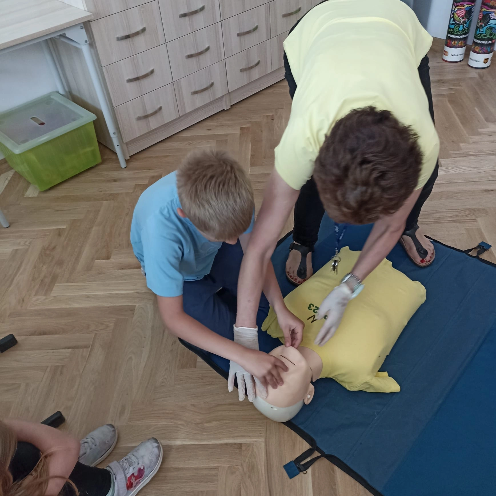 Ratujemy i uczymy ratować - klasa 1a bierze udział w programie WOŚP - zdjęcie 1