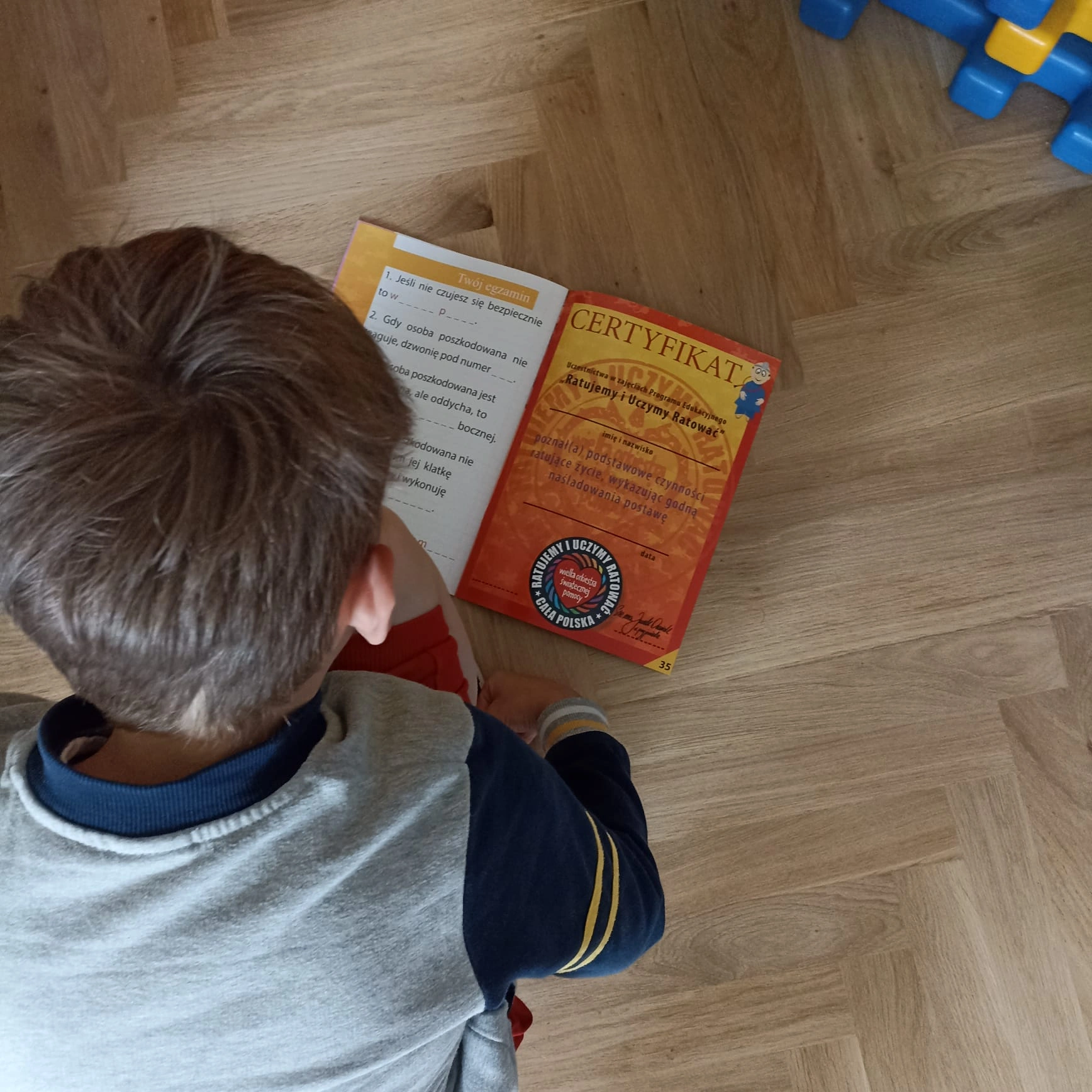 Ratujemy i uczymy ratować - klasa 1a bierze udział w programie WOŚP - zdjęcie 2