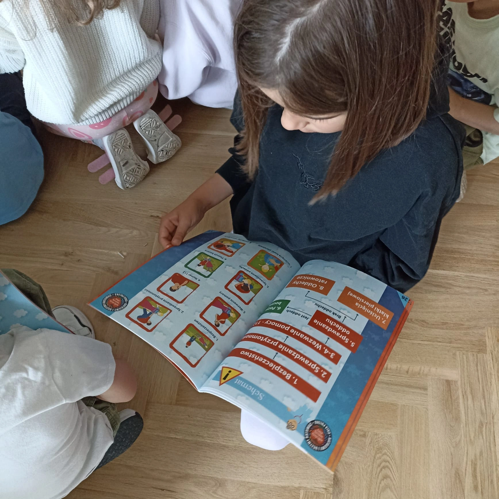 Ratujemy i uczymy ratować - klasa 1a bierze udział w programie WOŚP - zdjęcie 3