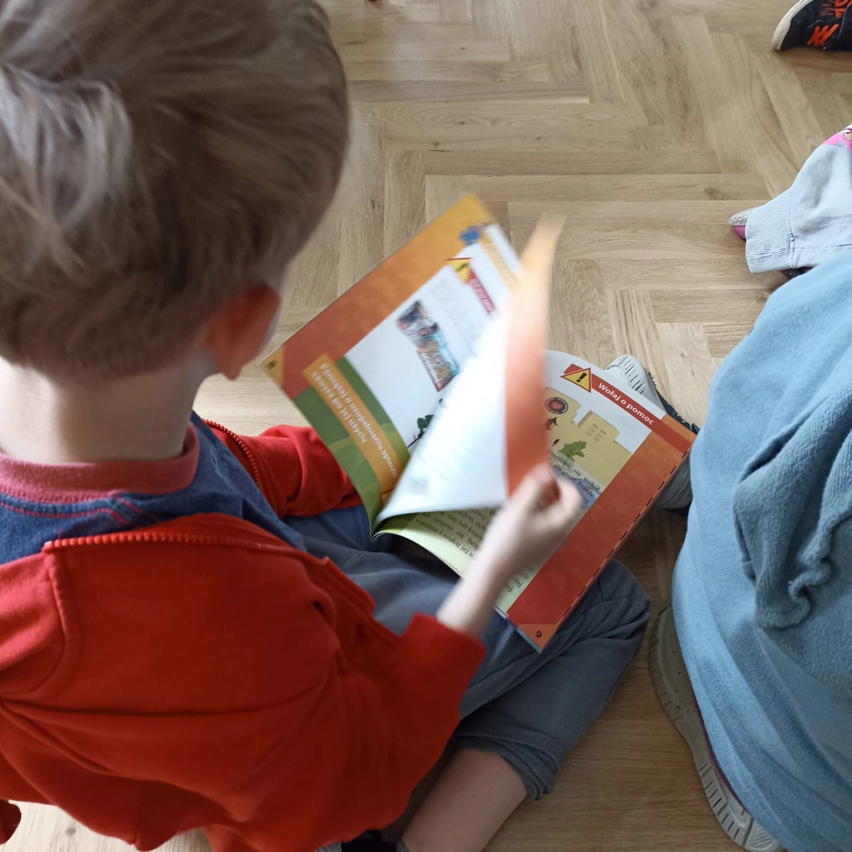 Ratujemy i uczymy ratować - klasa 1a bierze udział w programie WOŚP - zdjęcie 5