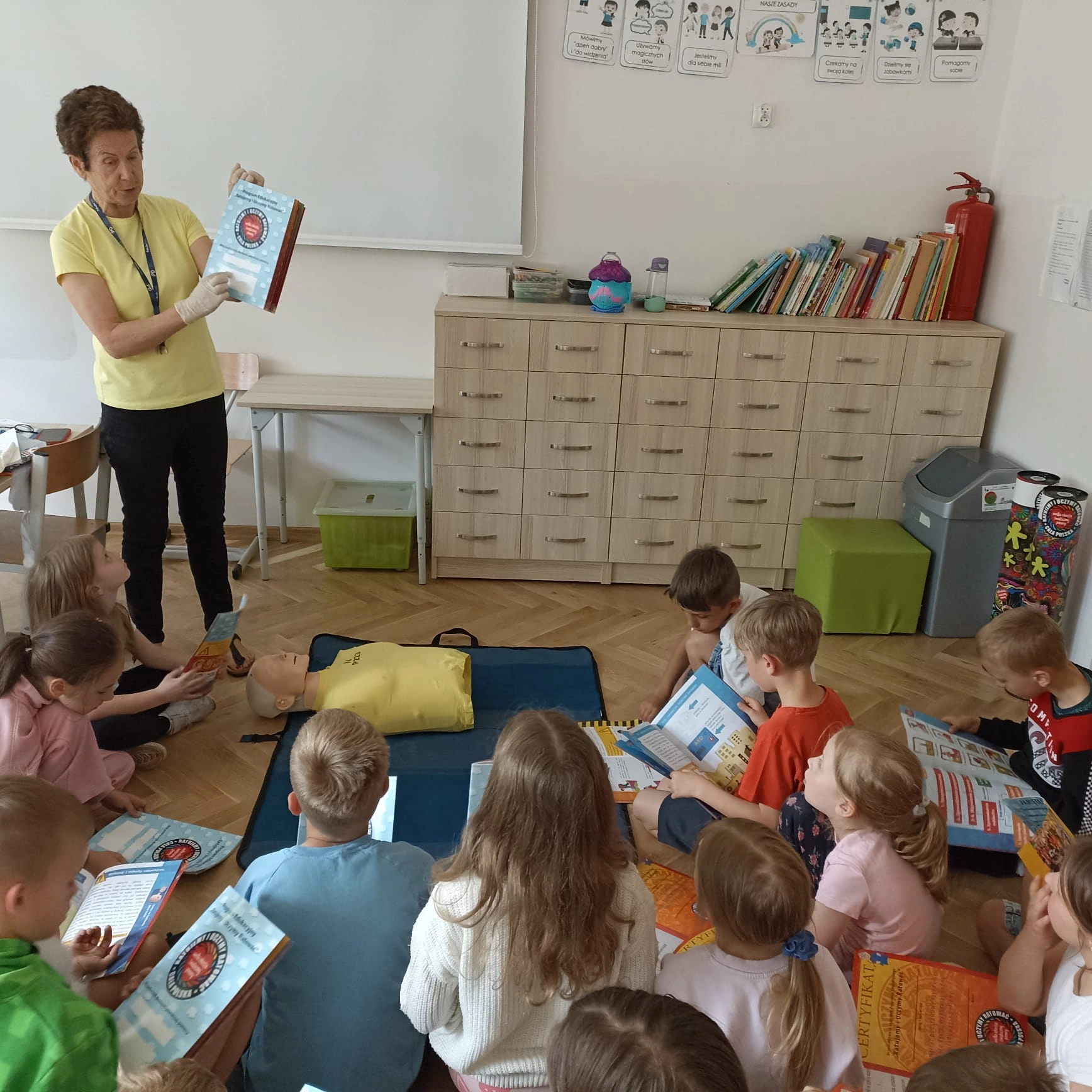 Ratujemy i uczymy ratować - klasa 1a bierze udział w programie WOŚP - zdjęcie 6