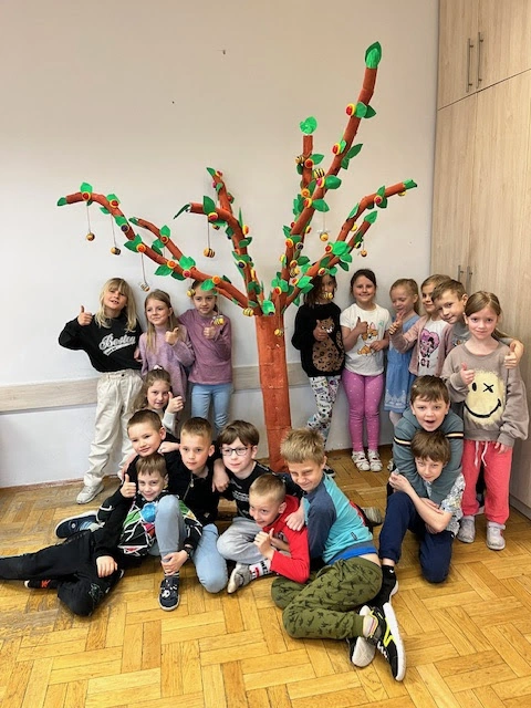 Ekologiczny projekt klasy 1a - Symbioza natury, miododajne drzewo - zdjęcie 1