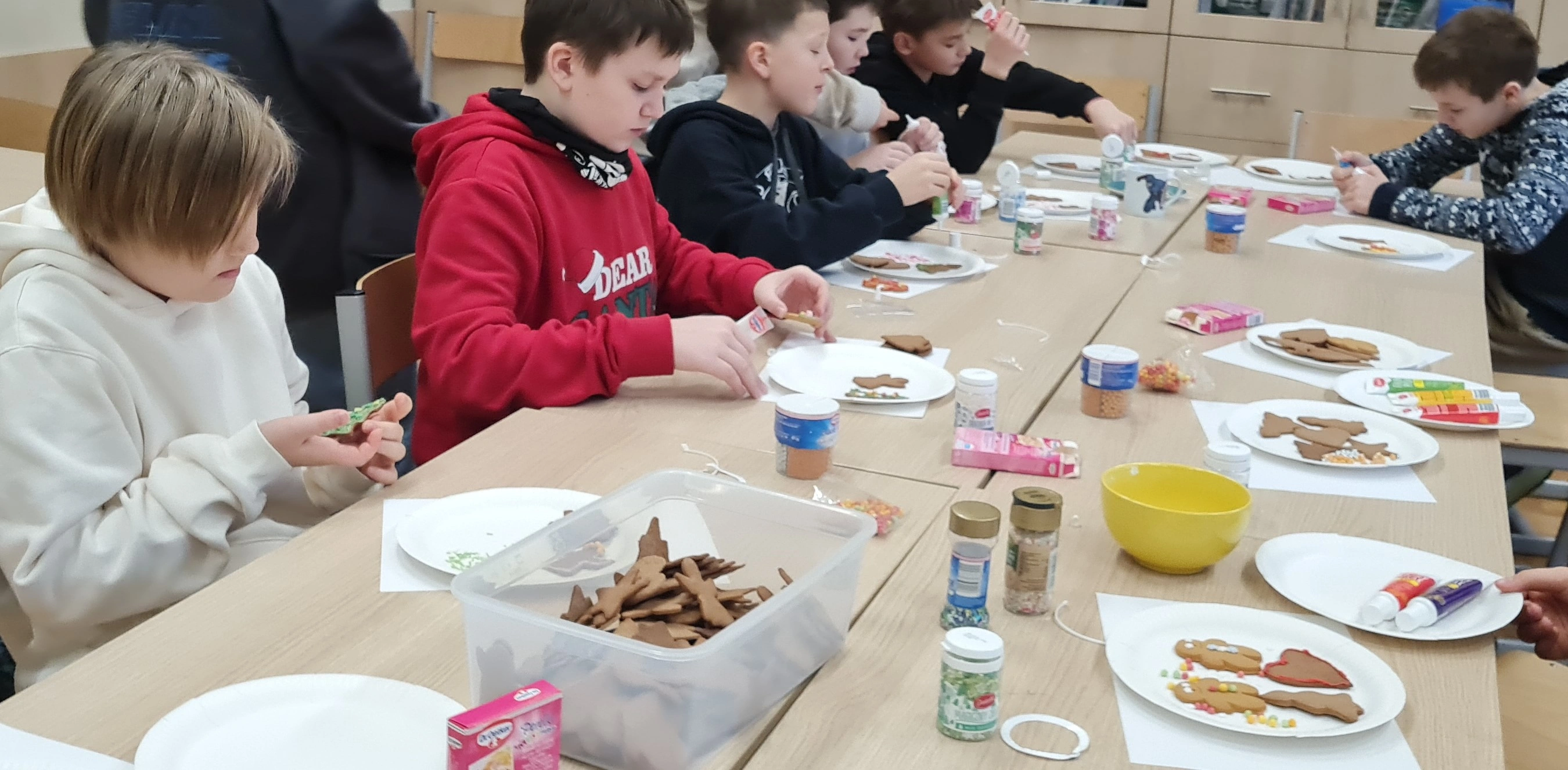 Ozdabiamy pierniki - klasa 5 a - zdjęcie 2