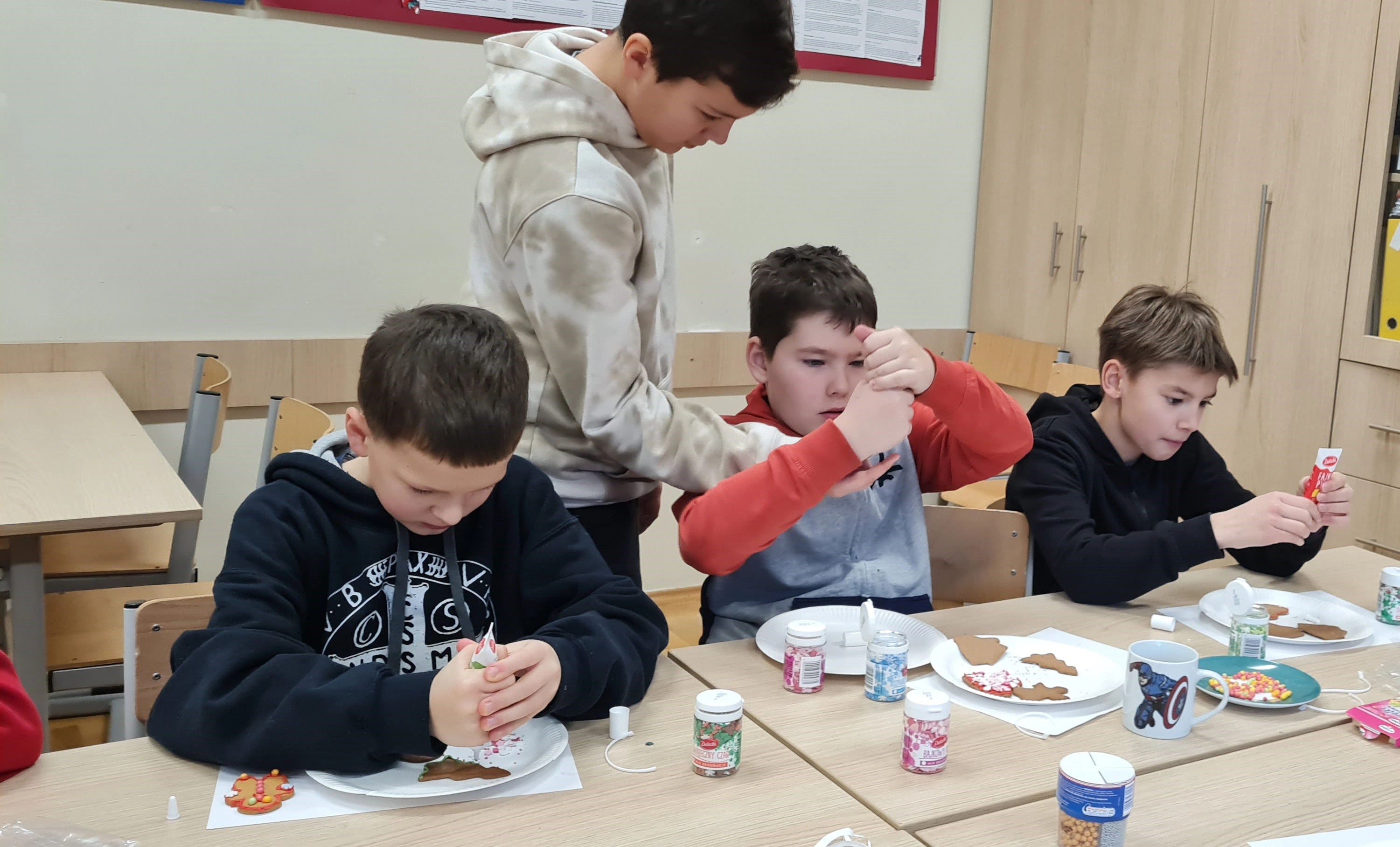 Ozdabiamy pierniki - klasa 5 a - zdjęcie 3