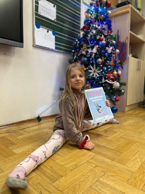 Gratulacje dla zdolnej akrobatki - brawo Julia z 1a! - zdjęcie 1