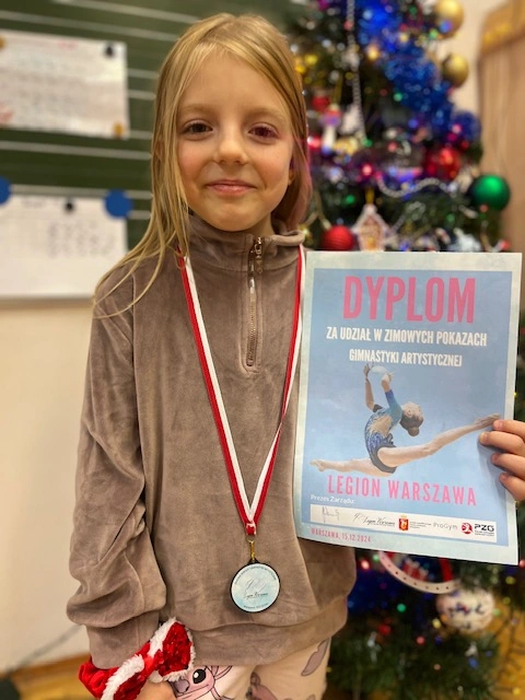 Gratulacje dla zdolnej akrobatki - brawo Julia z 1a! - zdjęcie 2