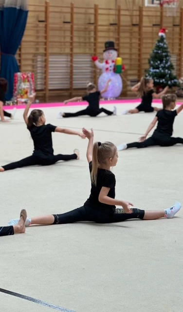 Gratulacje dla zdolnej akrobatki - brawo Julia z 1a! - zdjęcie 3