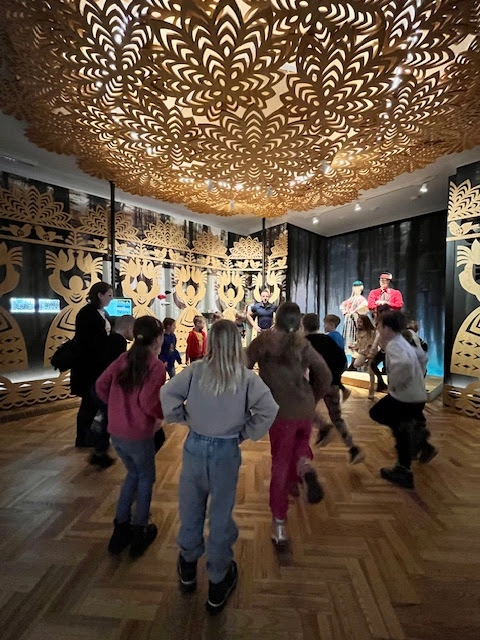 Klasa 1a na wycieczce - poznajemy tańce ludowe z różnych regionów Polski - zdjęcie 1