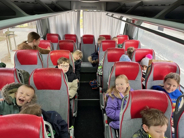 Klasa 1a na wycieczce - poznajemy tańce ludowe z różnych regionów Polski - zdjęcie 2