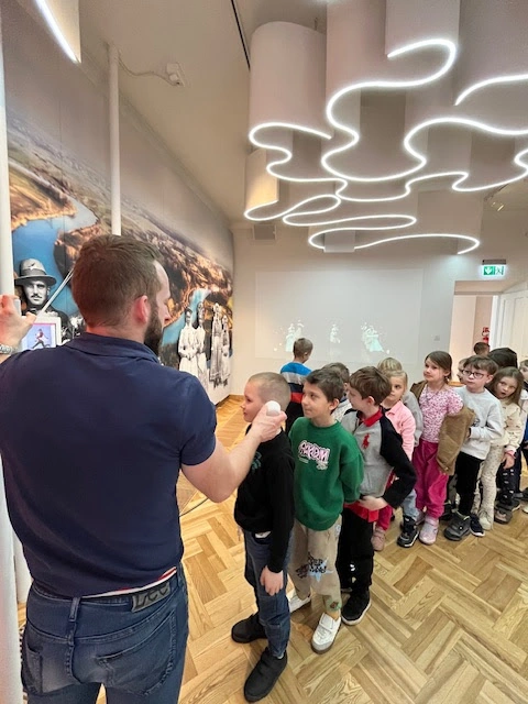 Klasa 1a na wycieczce - poznajemy tańce ludowe z różnych regionów Polski - zdjęcie 6