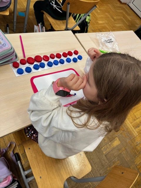 Edukacja matematyczna w 1a - przekraczamy próg dziesiątkowy - zdjęcie 4