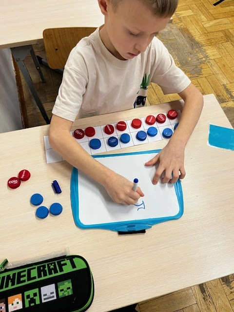 Edukacja matematyczna w 1a - przekraczamy próg dziesiątkowy - zdjęcie 5