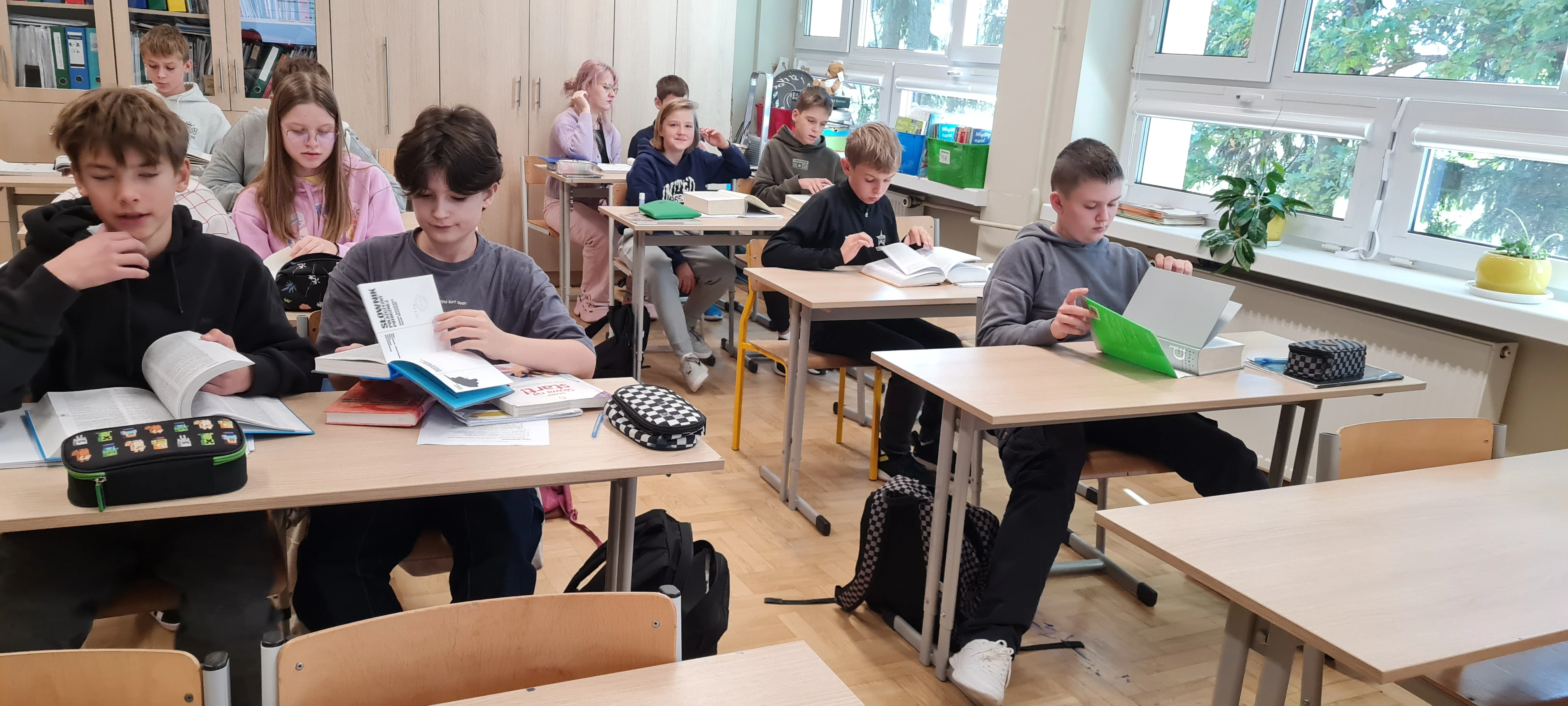 Klasa 6 a - Praca ze słownikami - zdjęcie 1