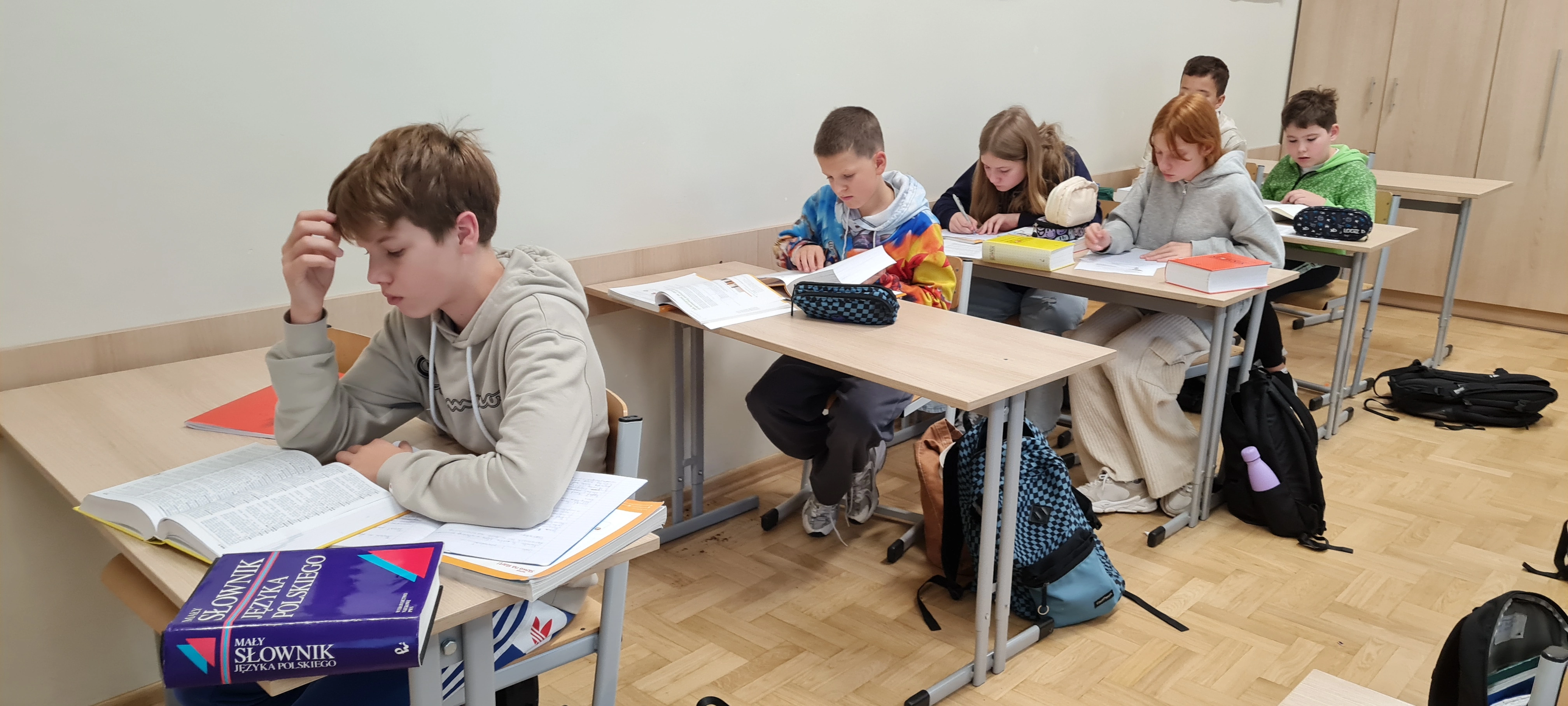 Klasa 6 a - Praca ze słownikami - zdjęcie 3