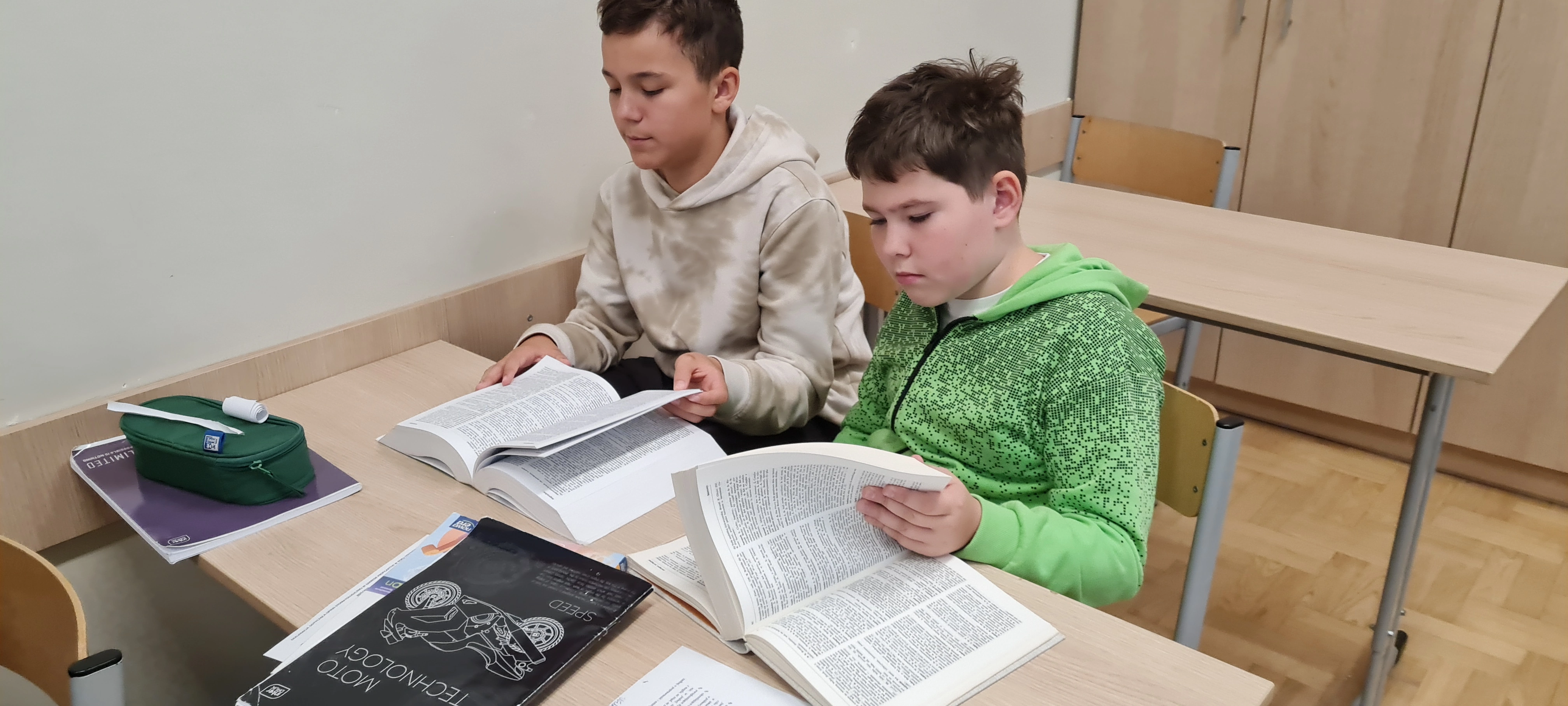 Klasa 6 a - Praca ze słownikami - zdjęcie 4